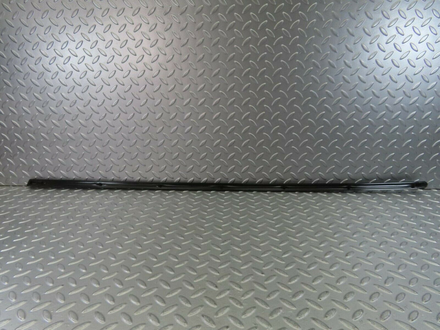 10275 Mercedes-Benz W123 Front Right Fender Centre Moulding Trim