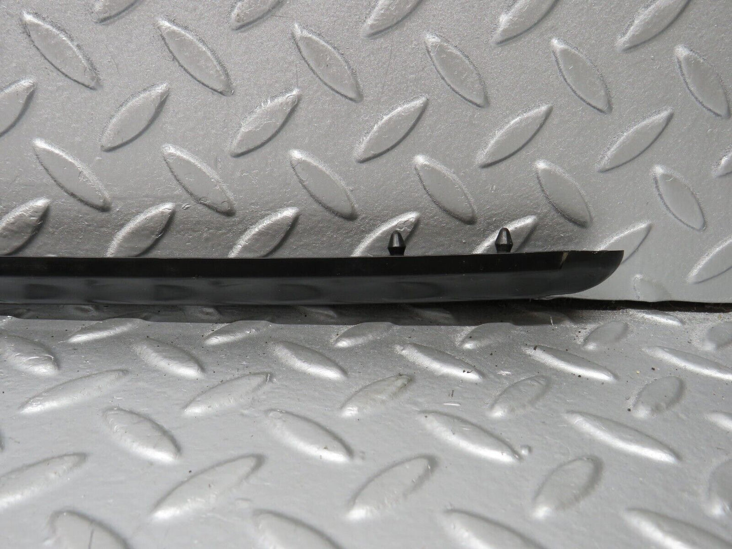 40639 Mercedes-Benz W123 300D Front Left Fender Wing Centre Moulding Trim