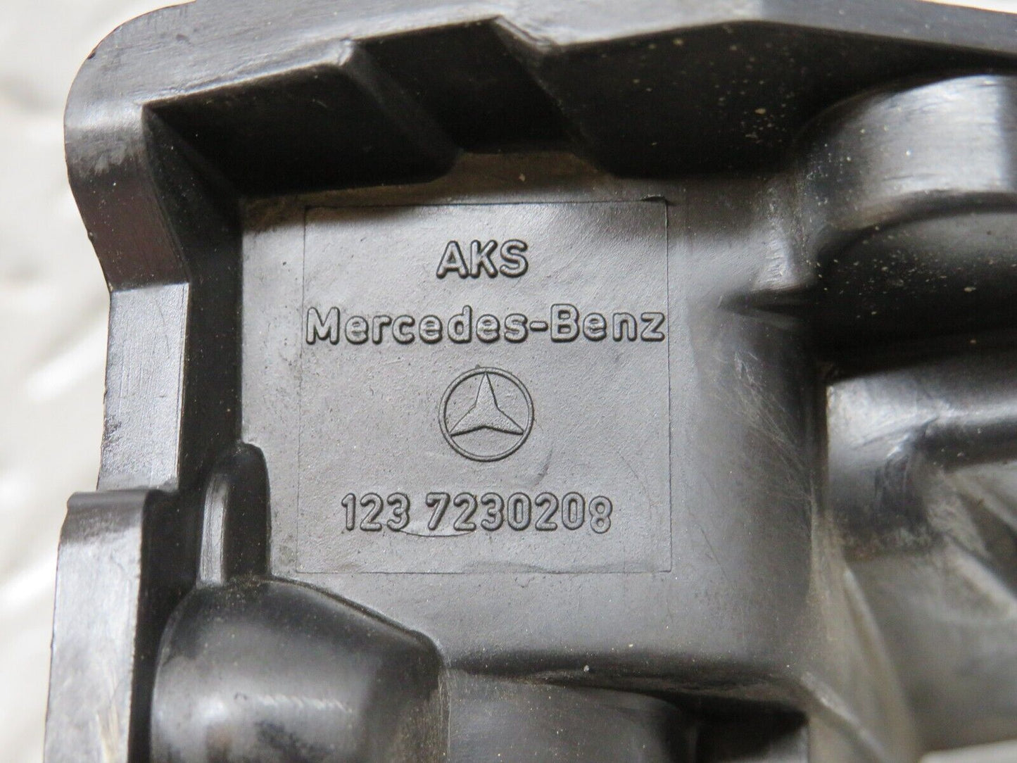 28739 Mercedes-Benz W123 230E Front Right Door Lock Mechanism 1237230208