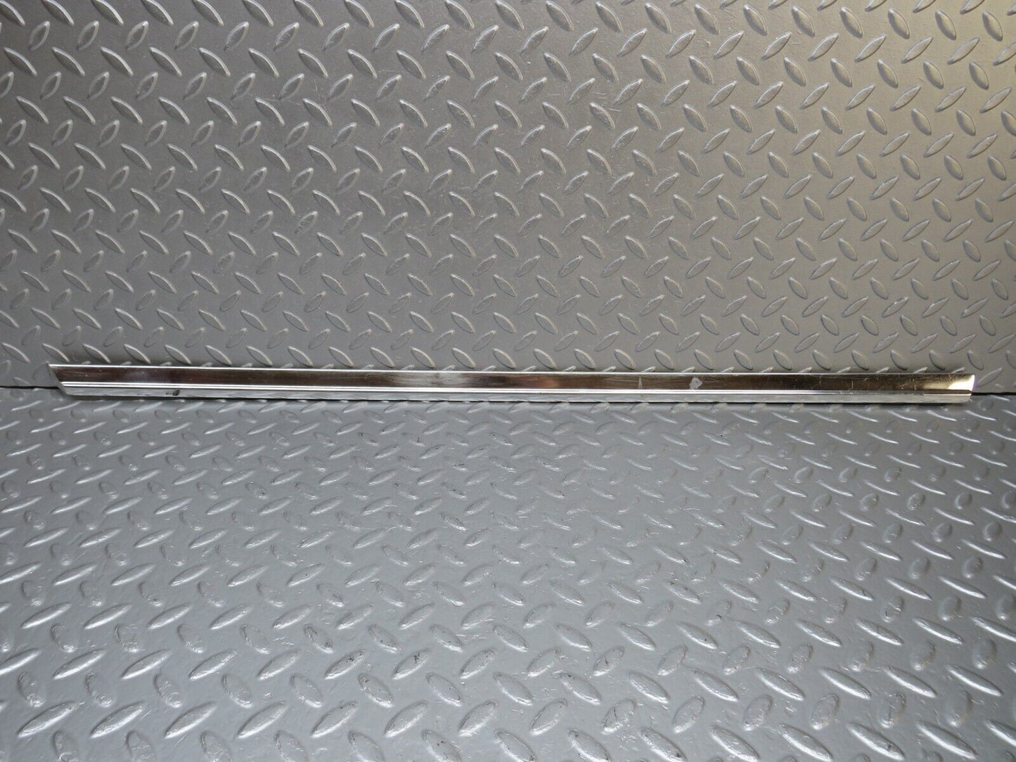 40179 Mercedes-Benz R107 350SL Coupe Right Door Chrome Trim