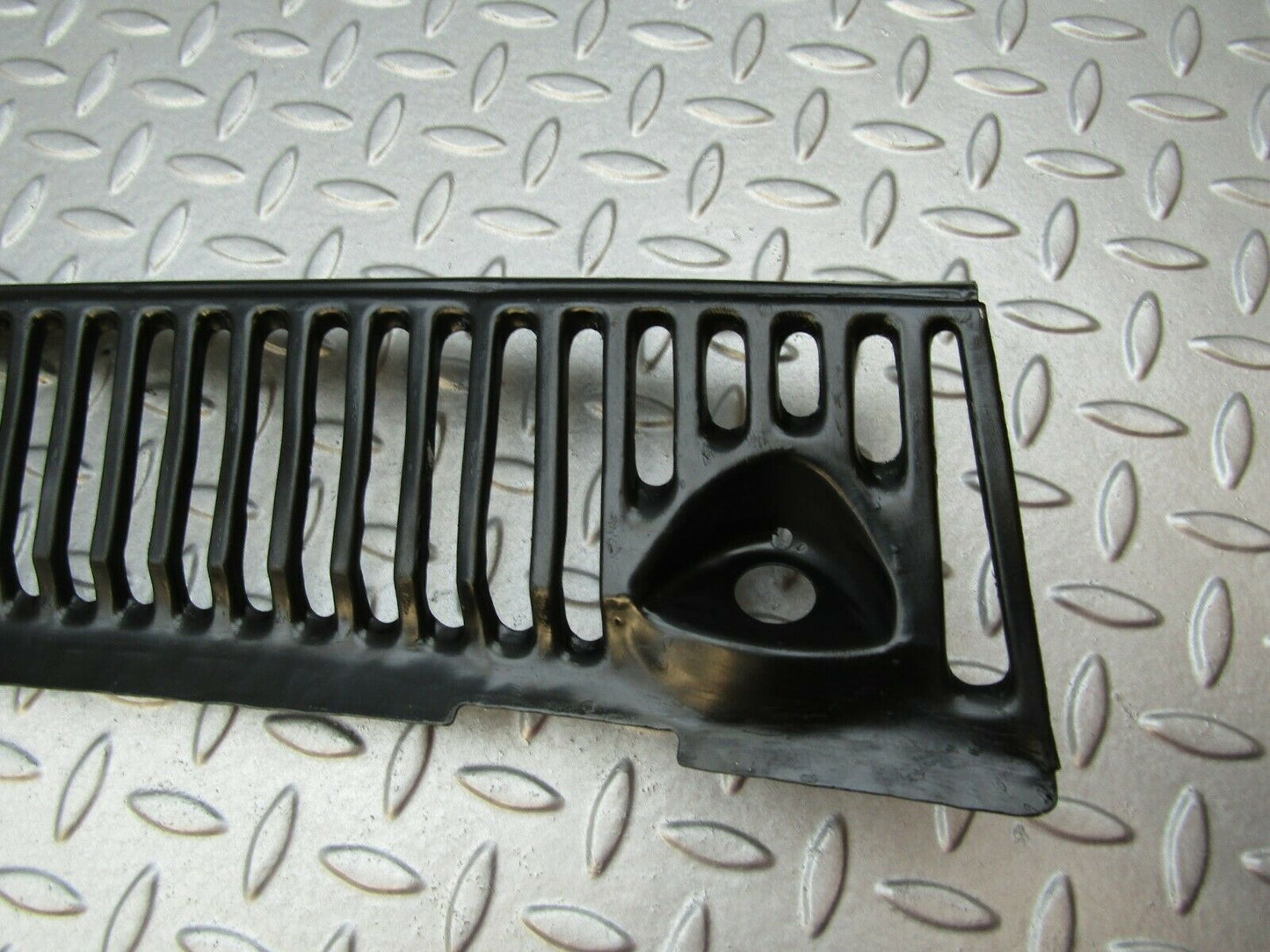 3344 Mercedes-Benz W115 220D External Air Ventilation Grille