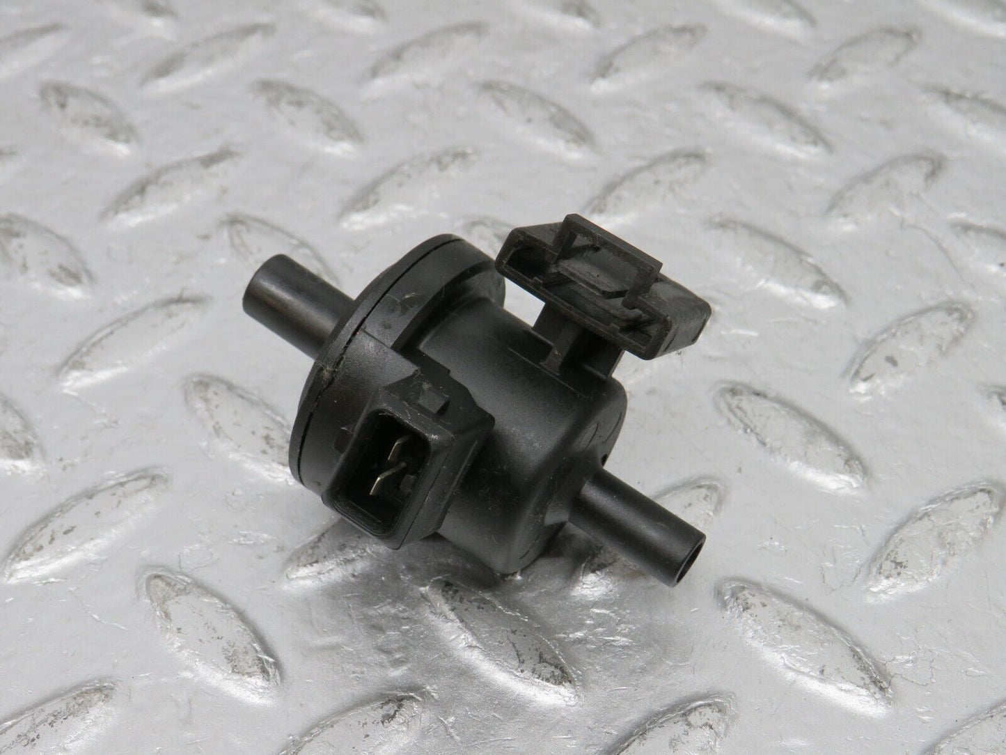 33313 Mercedes-Benz W202 C180 Fuel Purge Valve 2024700093