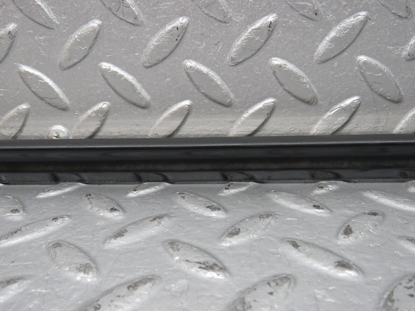 40641 Mercedes-Benz W123 300D Rear Left Door Centre Moulding Trim