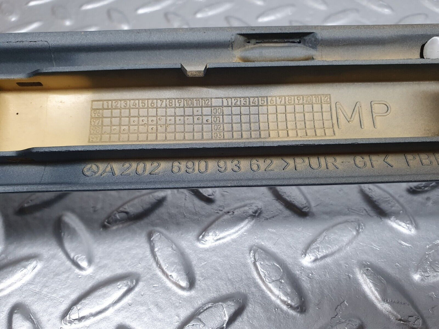 41805 Mercedes-Benz W202 C200 Front Left Door Centre Moulding Trim 2026909362