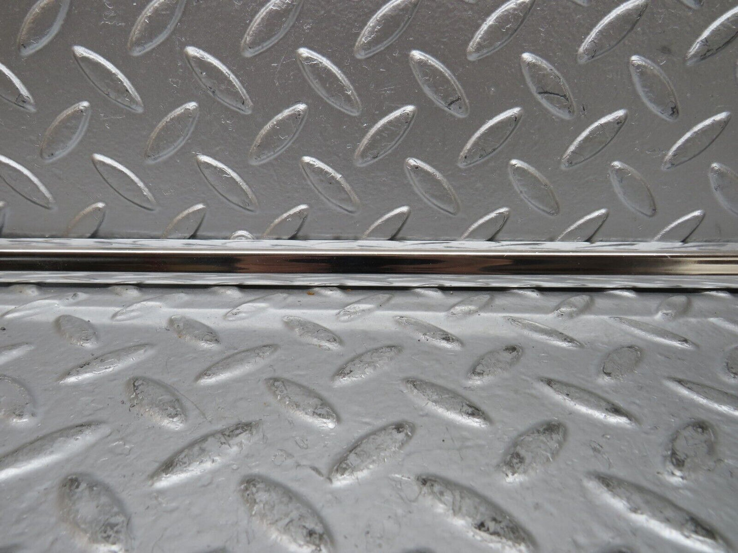 27115 Mercedes-Benz W123 280E Front Left Door Chrome Moulding Trim