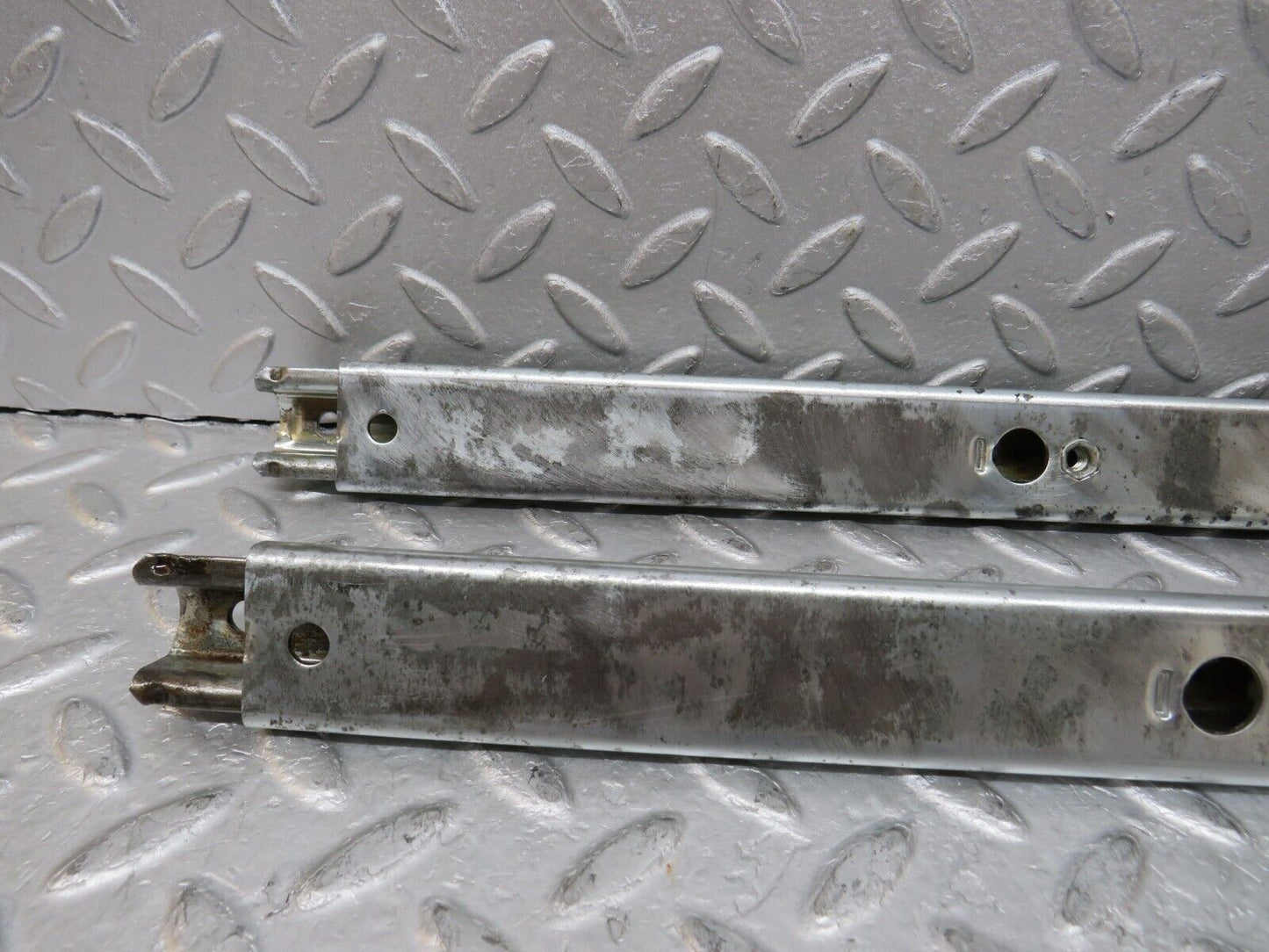 37082 Mercedes-Benz C126 420SEC Coupe Front Right Seat Rail Pair