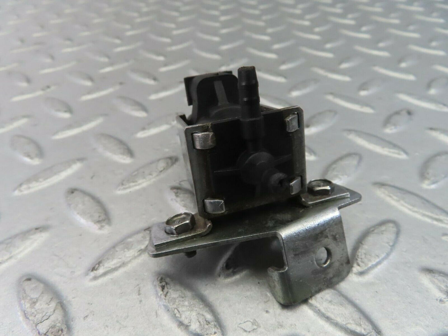 10393 Mercedes-Benz W201 190E Vacuum Control Valve Pierburg 0015407097