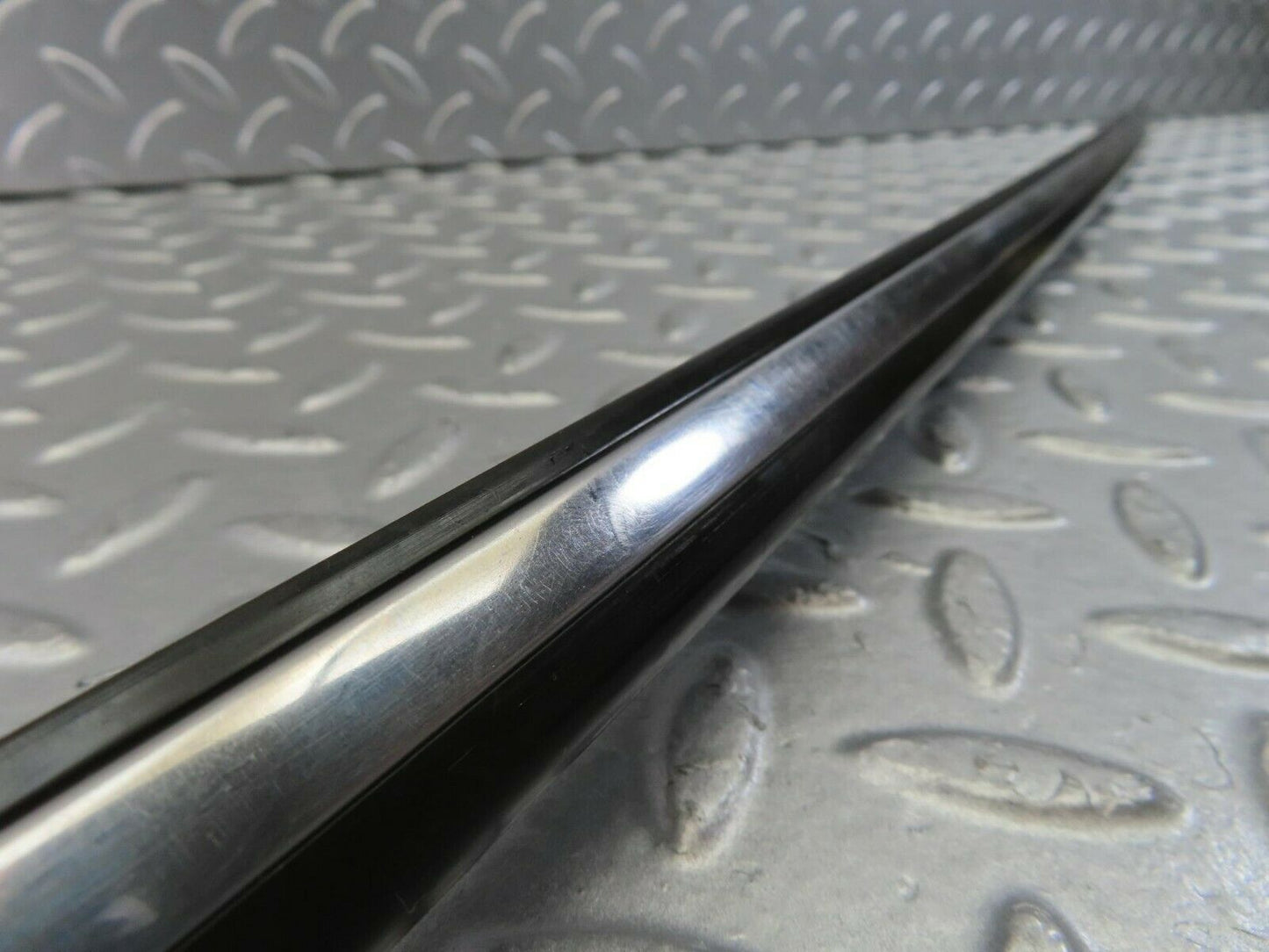 10275 Mercedes-Benz W123 Front Right Fender Centre Moulding Trim