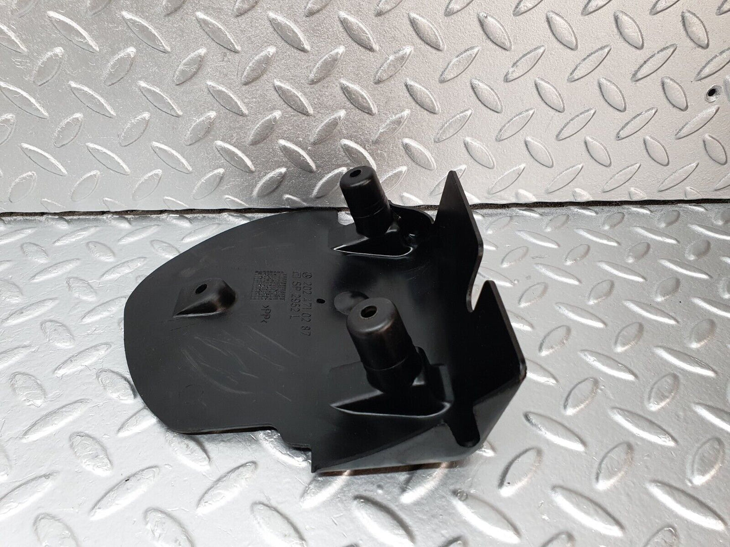 41946 Mercedes-Benz W202 C200 Fuel Tank Plastic Cover Left 2024710287