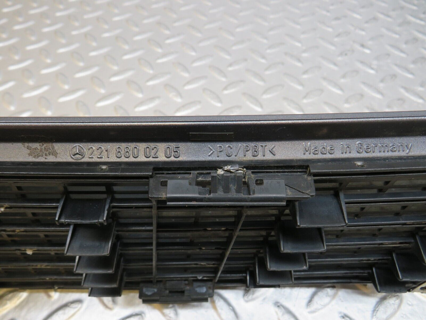 35196 Mercedes-Benz W221 Bonnet Upper Grill Pair 2218800305 2218800205