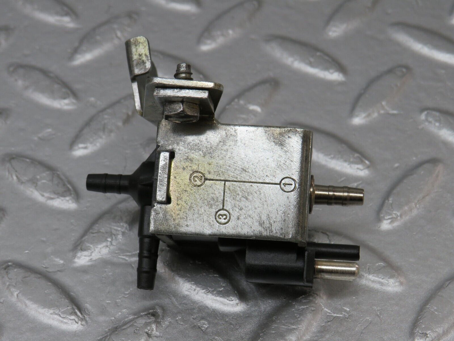 36583 Mercedes-Benz W201 190E 2.0L Vacuum Control Valve 0015408697