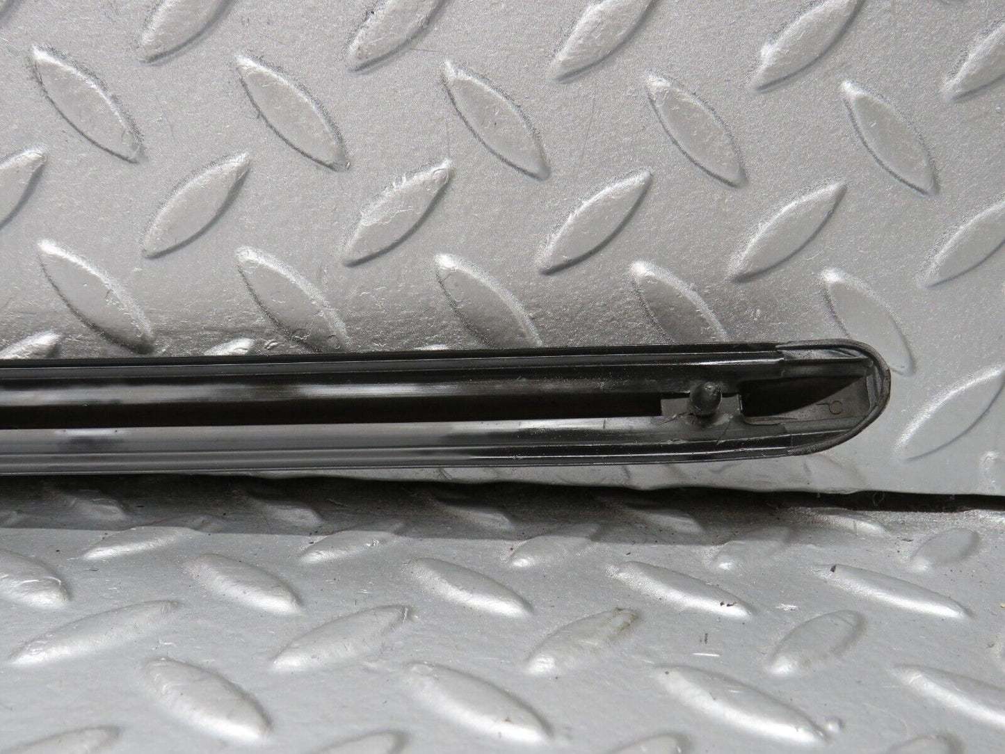 40638 Mercedes-Benz W123 300D Front Right Fender Wing Centre Moulding Trim