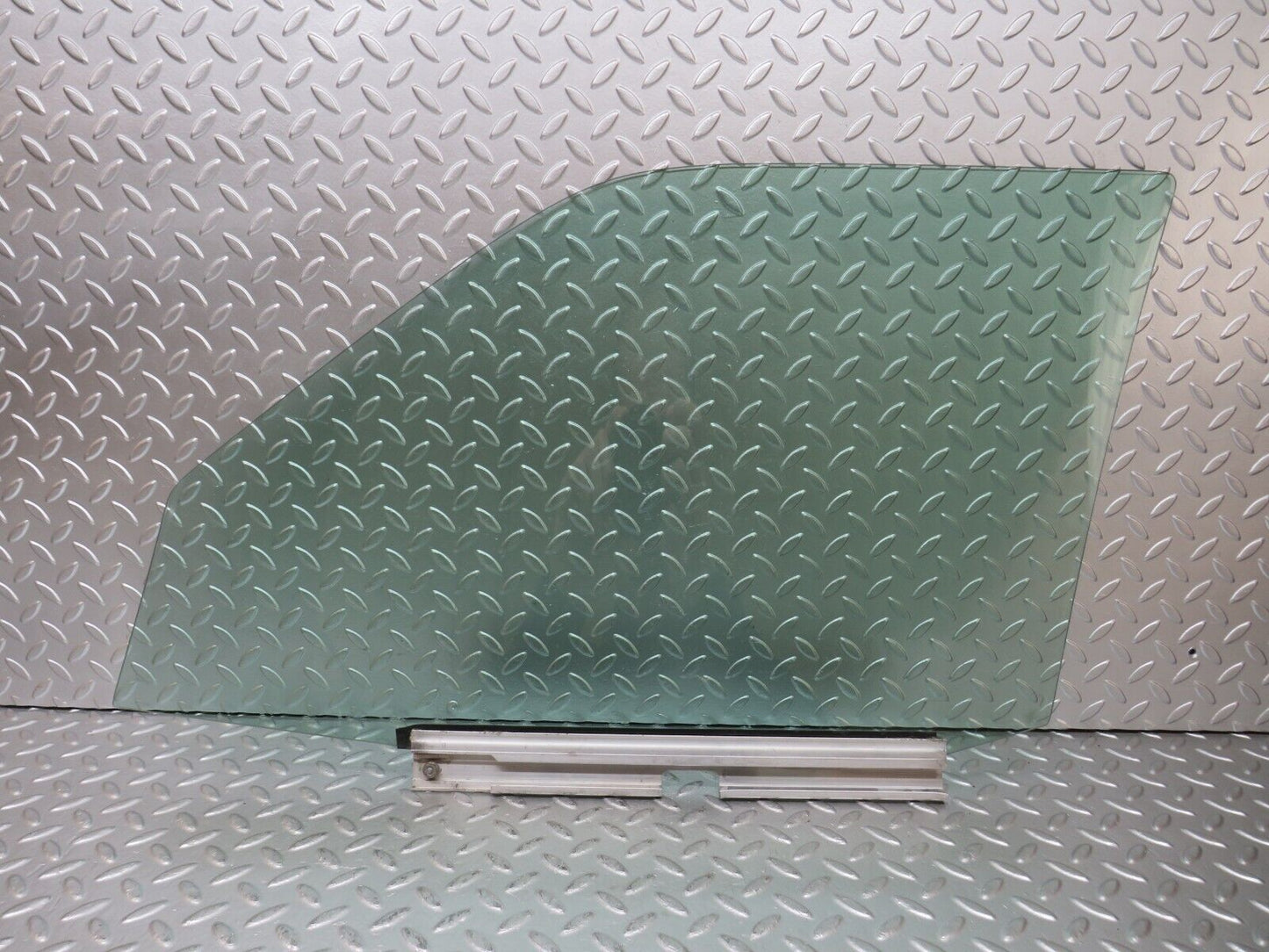 25147 Mercedes-Benz W201 190D Front Right Door Window Glass