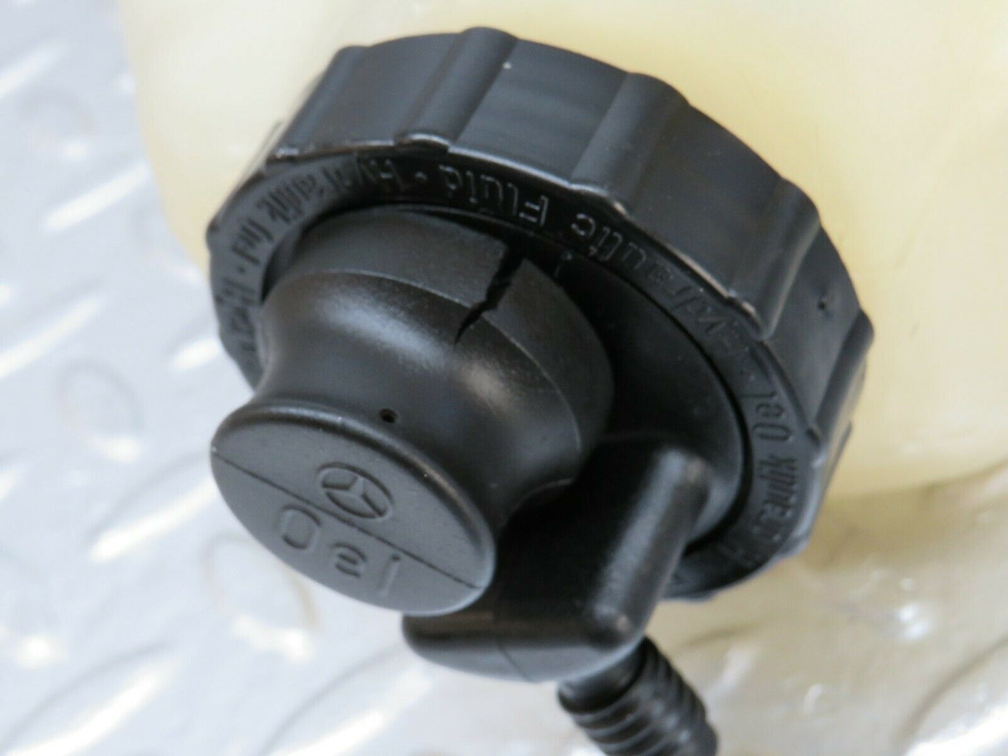 24381 Mercedes-Benz S124 220TE Hydraulic Suspension Fluid Reservoir 0009899103