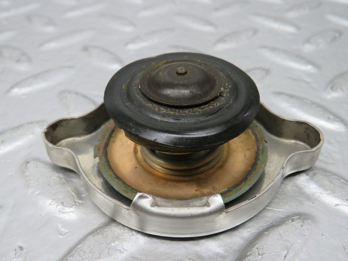 25581 Mercedes-Benz W123 200 Radiator Cap 1235010015