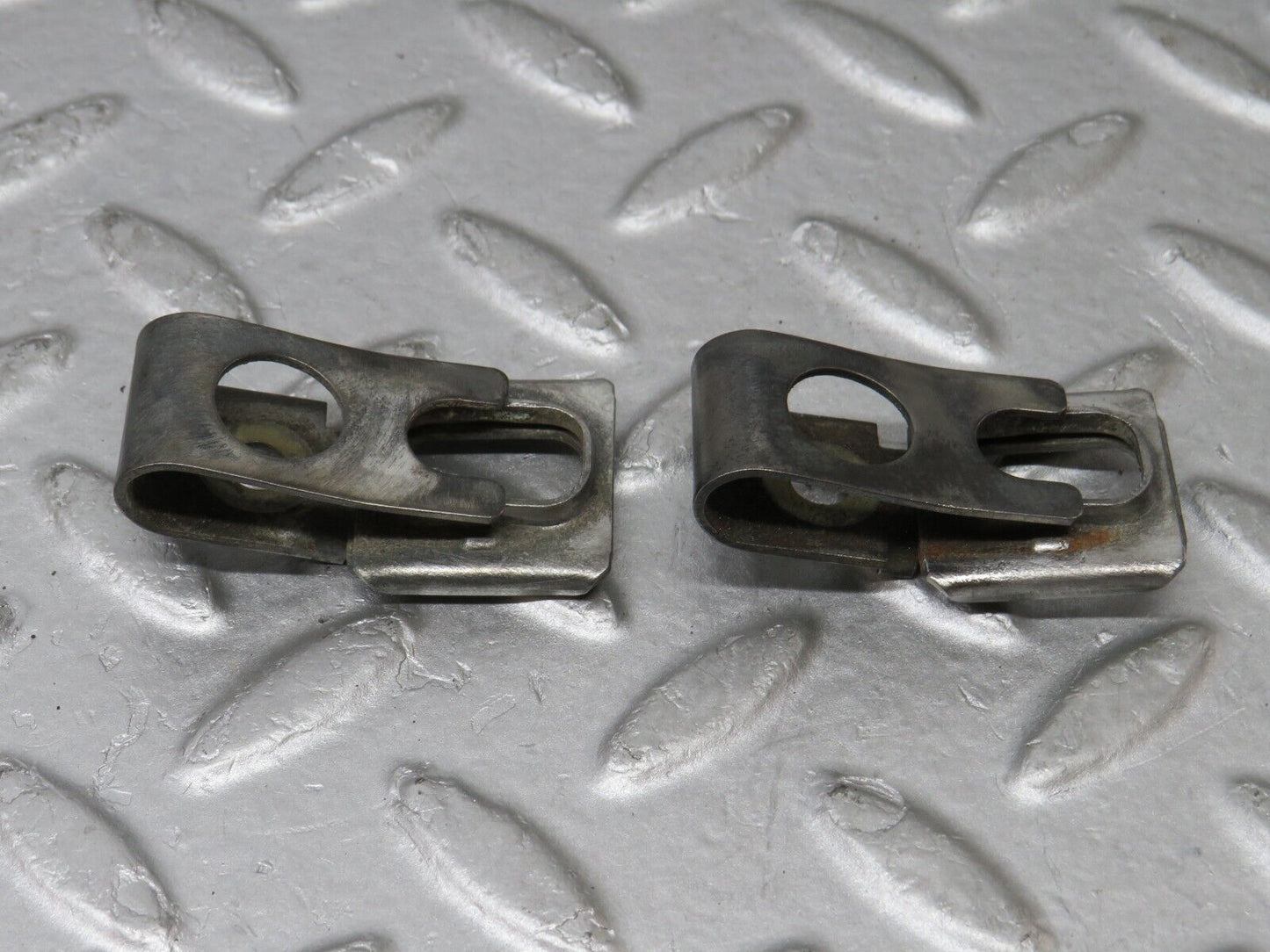 36244 Mercedes-Benz W126 420SE Fuel Injector Bracket 2x