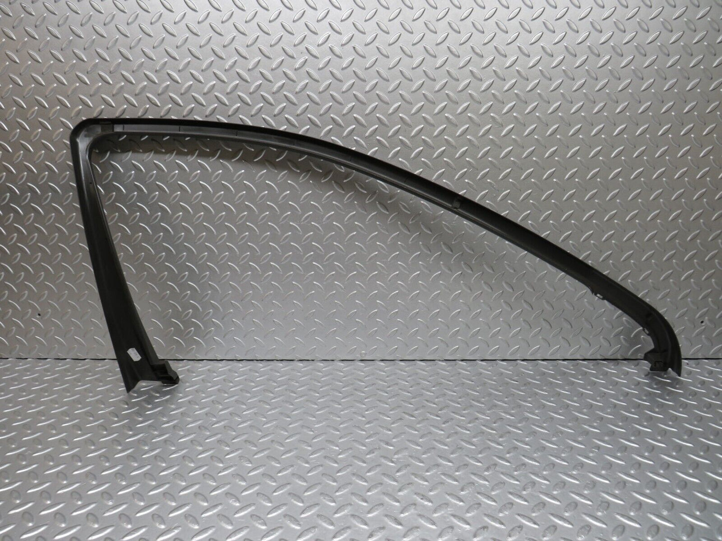 35285 Mercedes-Benz W221 Front Right Door Window Frame Trim 2217250271