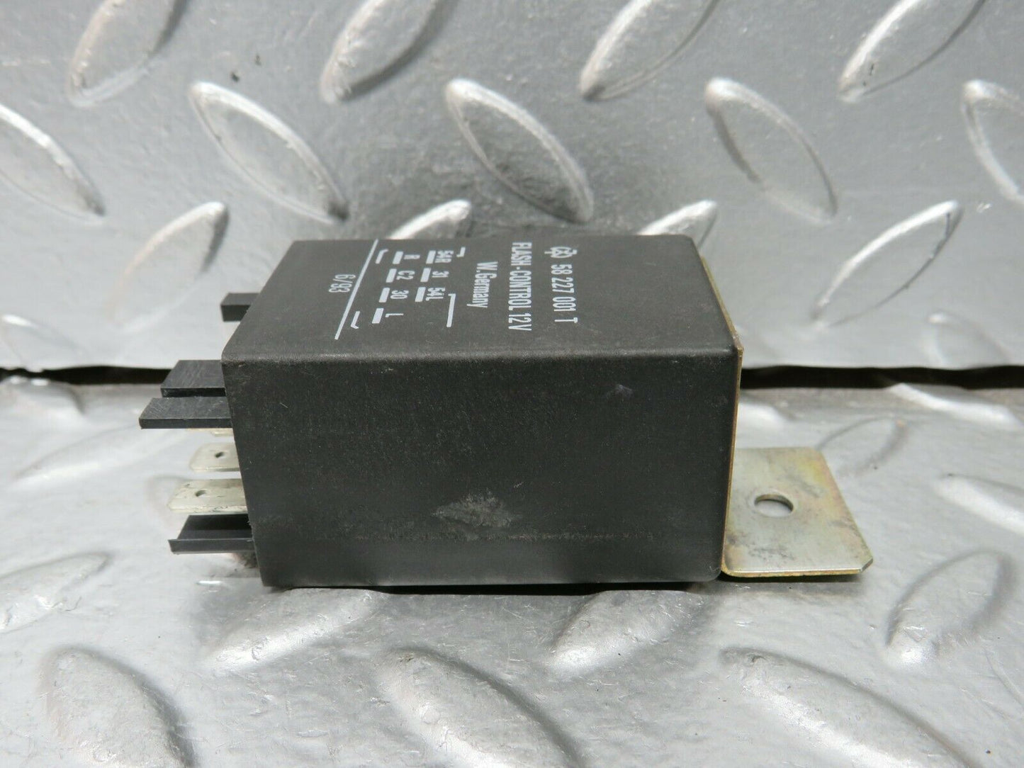 24299 Mercedes-Benz S124 220TE Wagon Flash Control Relay 58227001