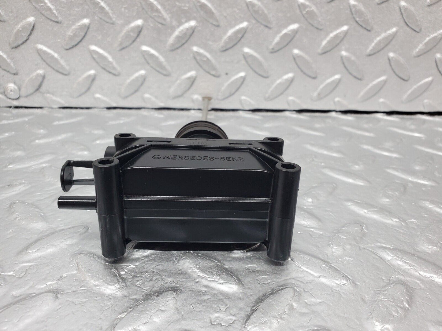 45641 Mercedes-Benz W126 420SE Front Right Door Lock Vacuum Actuator