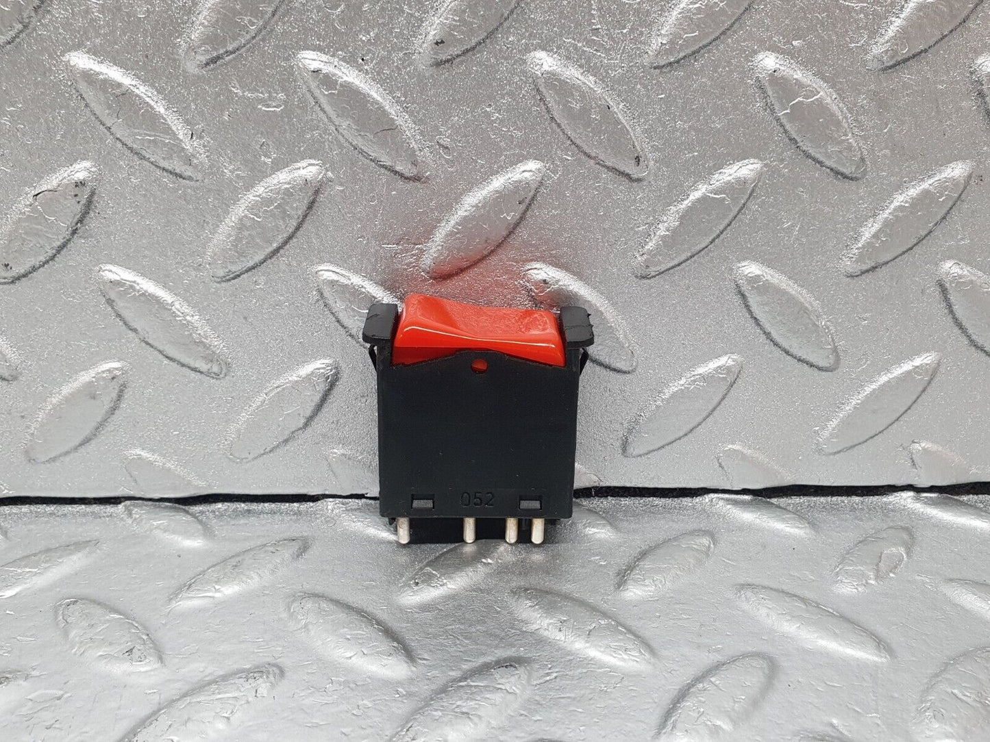 43656 Mercedes-Benz C126 380SEC Coupe Hazard Warning Light Switch 0008209010
