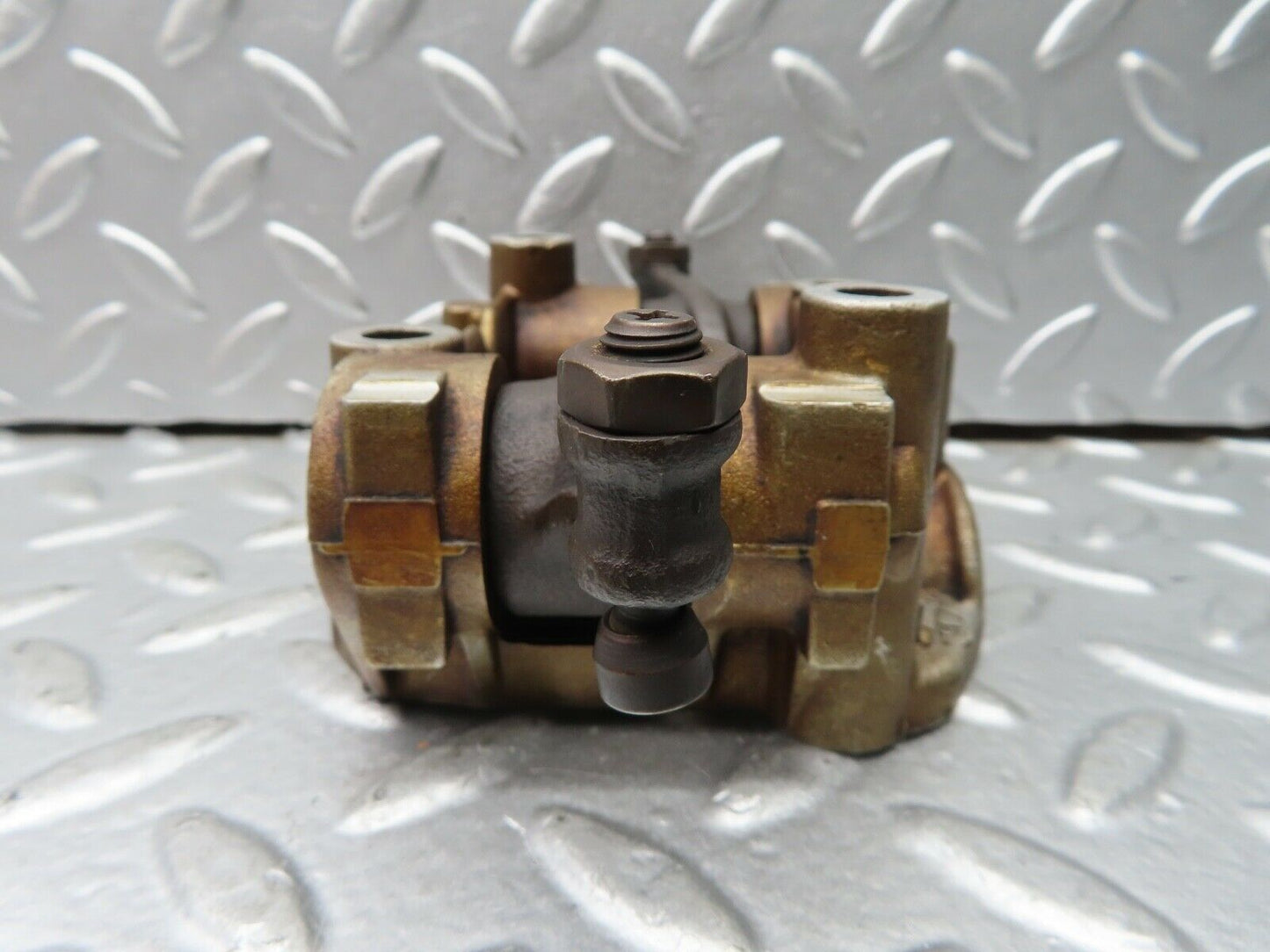 21270 Mercedes-Benz W123 230E Rocker Arms Camshaft Bearing Block 1020510110