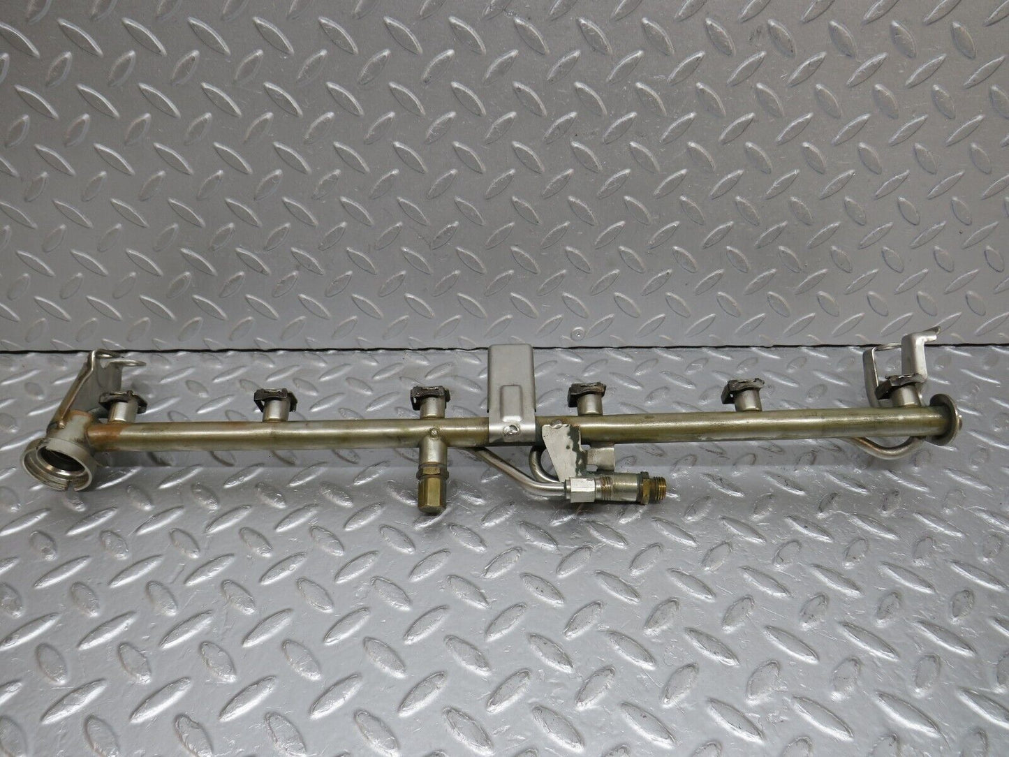 38079 Mercedes-Benz A124 320E Cabriolet Fuel Injector Rail