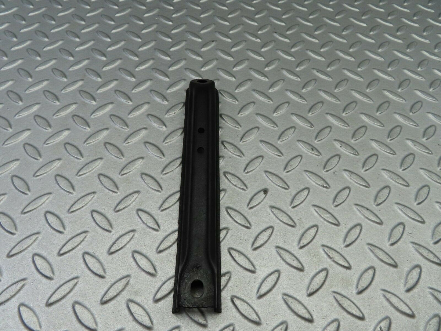 5977 Mercedes-Benz W123 200 Air Intake Manifold Bracket