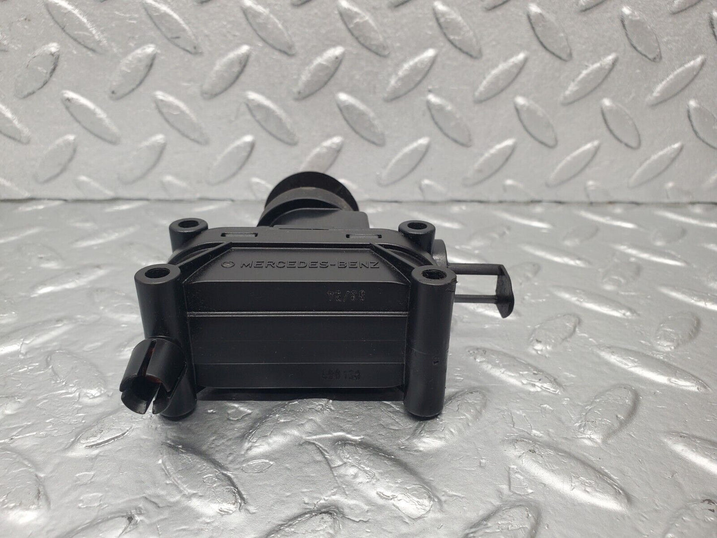 46147 Mercedes-Benz W124 Front Left Door Lock Vacuum Actuator
