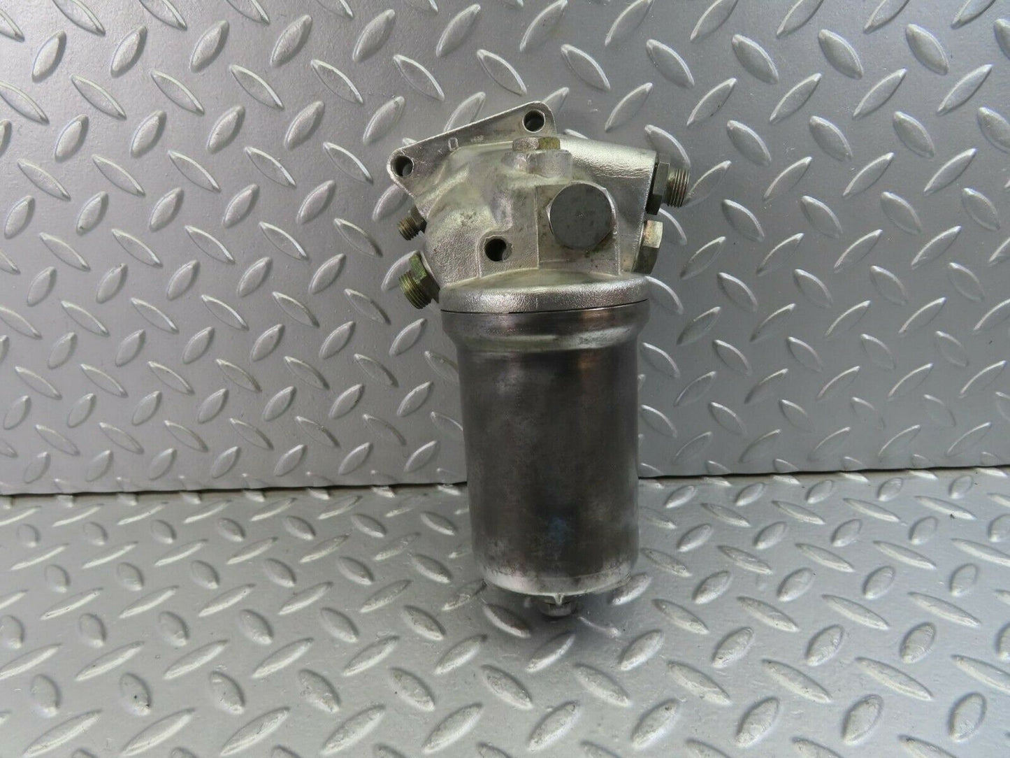 10172 Mercedes-Benz W111 280SE Oil Filter Housing