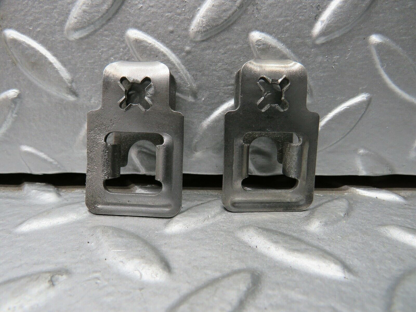 21800 Mercedes-Benz W126 300SE Fuel Injector Bracket 2 pcs