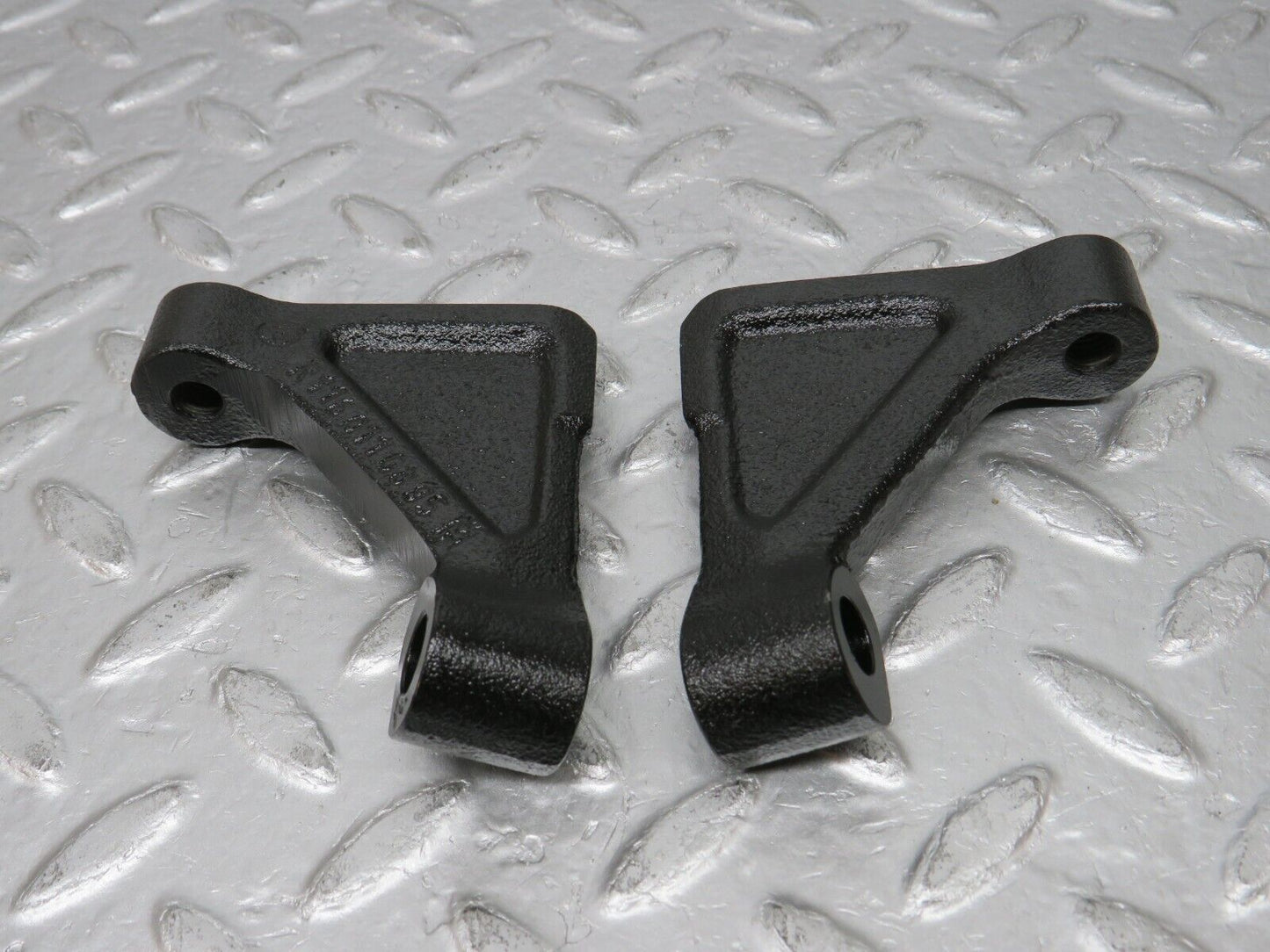 32757 Mercedes-Benz C107 R107 350 V8 Engine Mount Bracket Pair 1160110895 1160110995