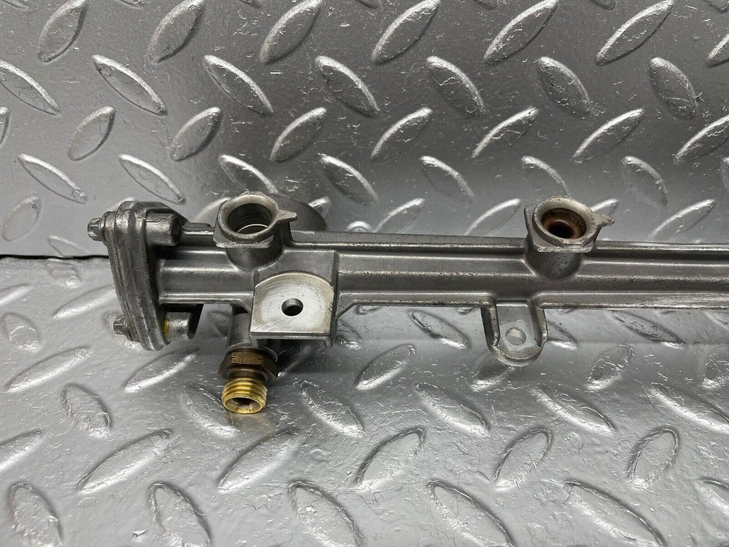 33400 Mercedes-Benz W202 C180 Fuel Injector Rail 11107845