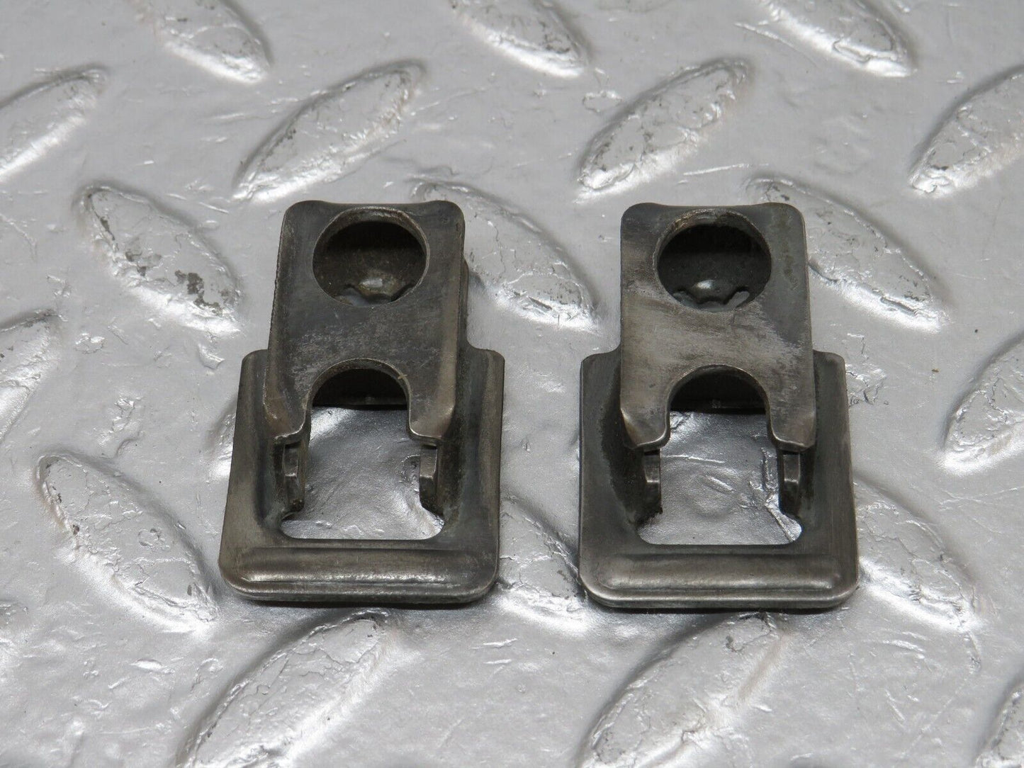 34132 Mercedes-Benz W124 260E Fuel Injector Bracket 2x