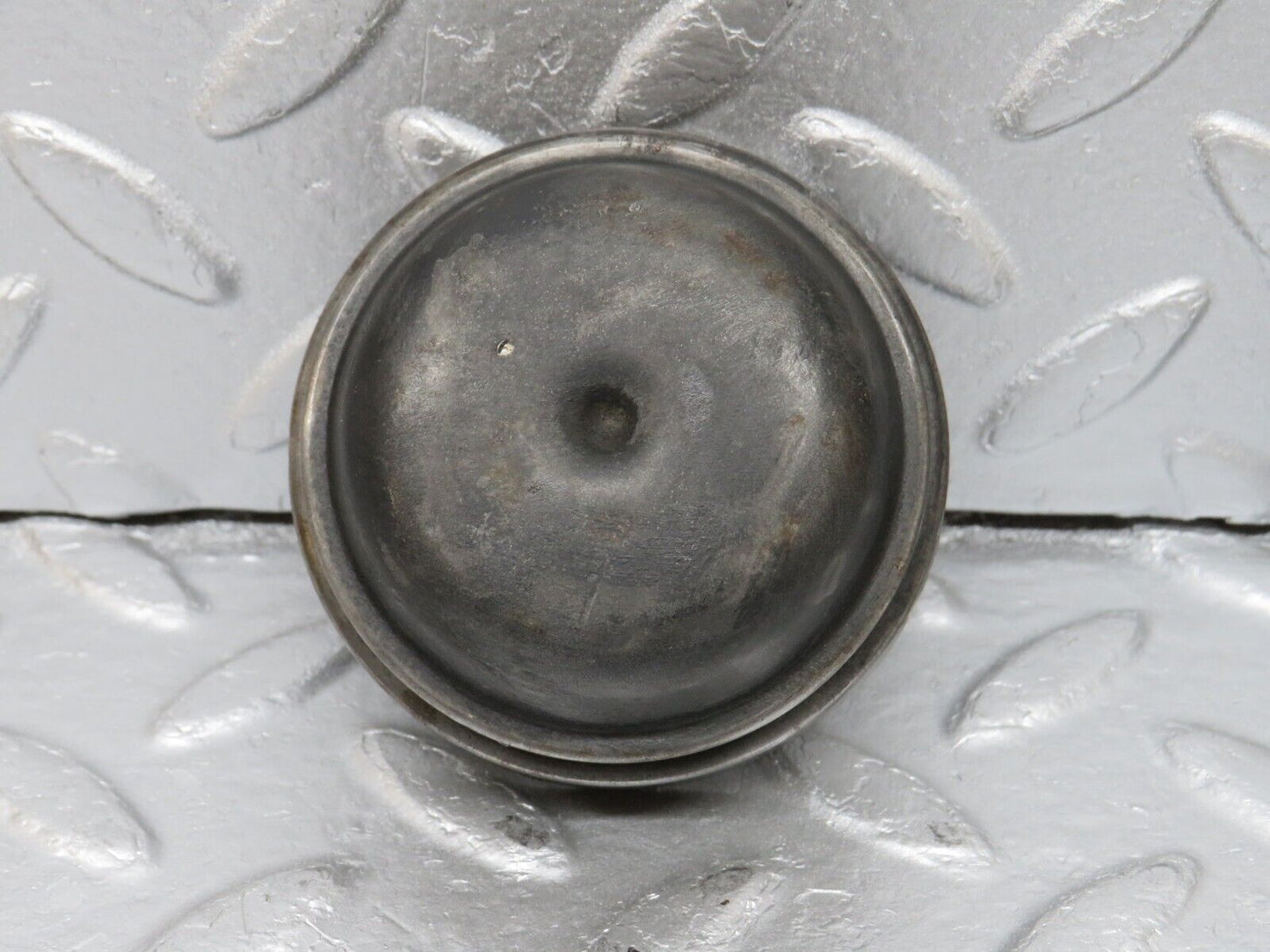 40667 Mercedes-Benz W123 300D Wheel Hub Locking Cap