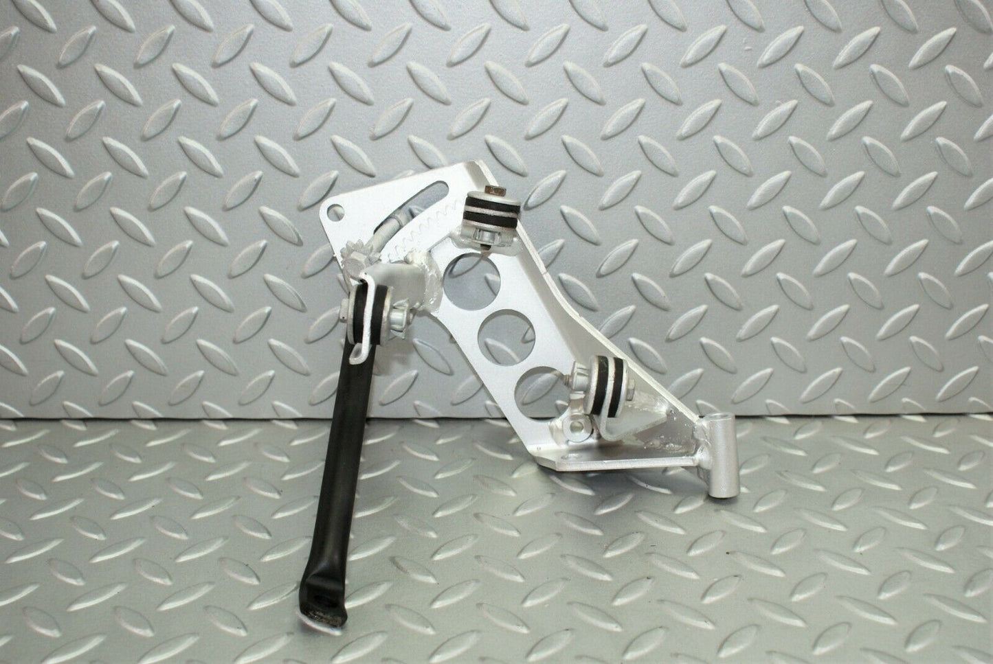 2999 Mercedes-Benz C123 280CE Coupe Power Steering Pump Holder Bracket