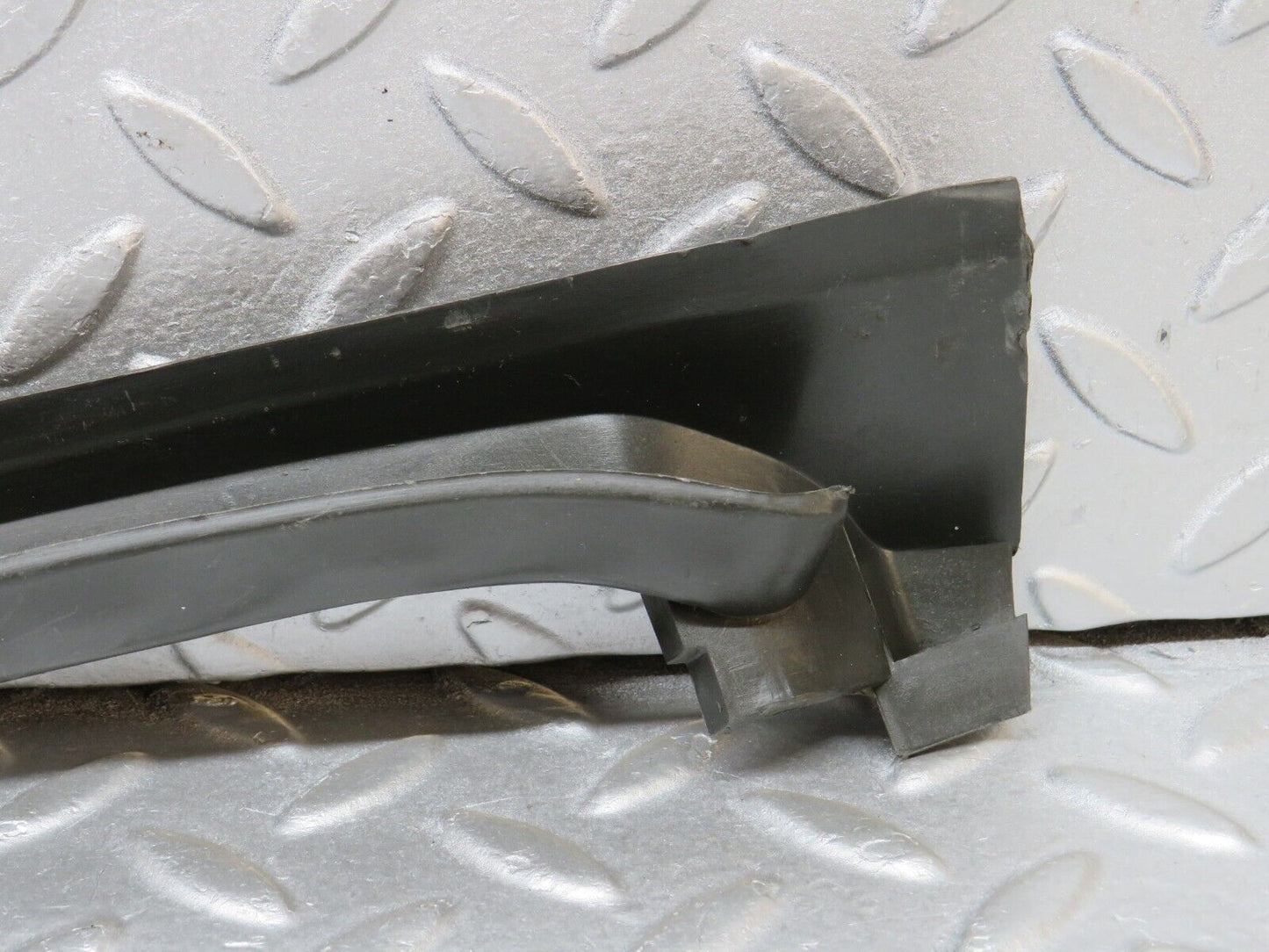 39014 Mercedes-Benz W201 190E Windscreen Water Drain Channel Right 2018360202