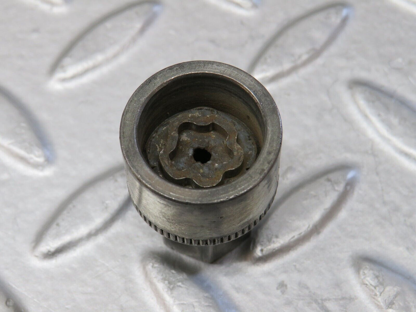 37998 Mercedes-Benz A124 Cabriolet Alloy Wheel Lug Bolt Set With Locking Bolts M12x1.5