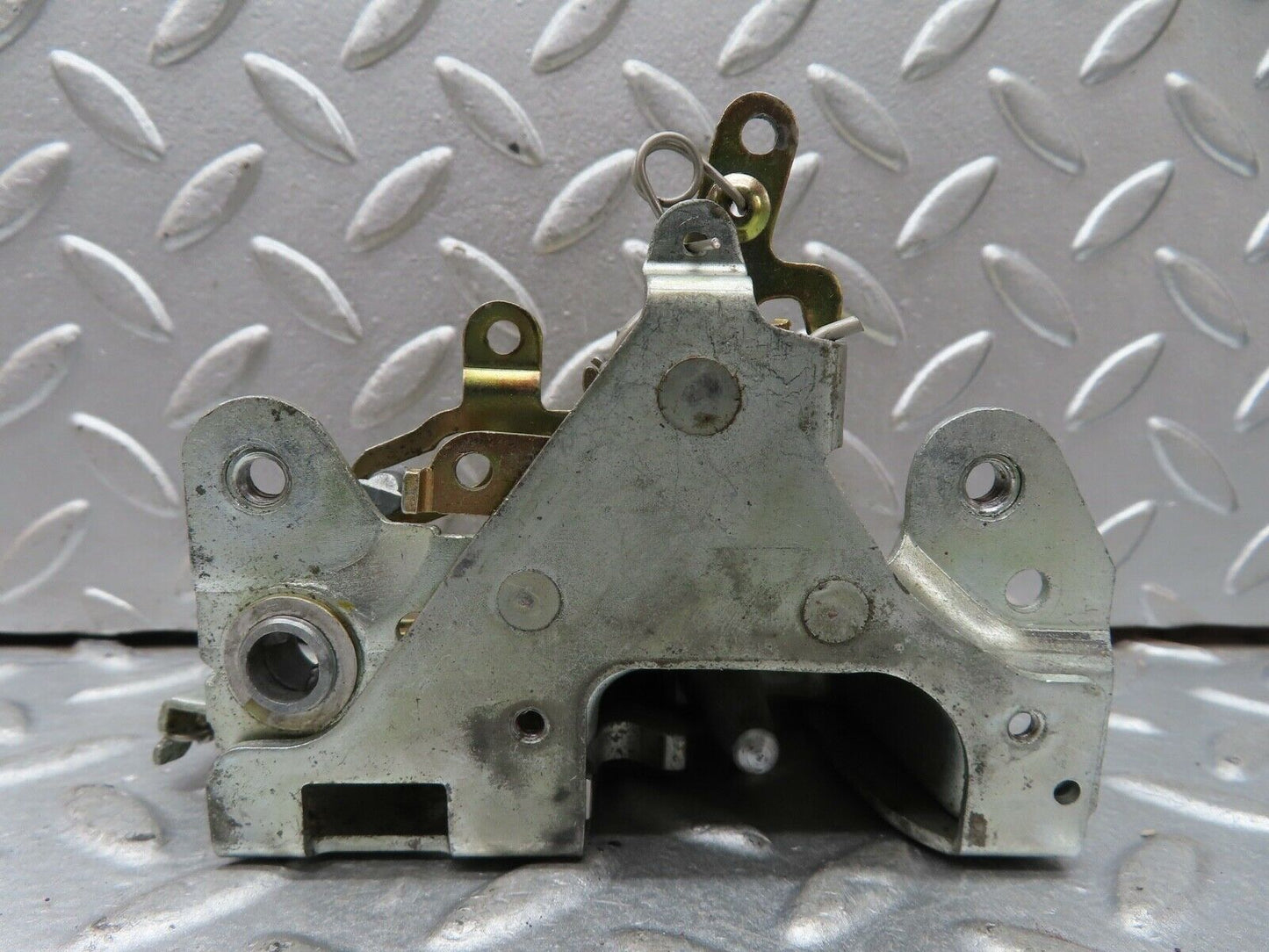 19152 Mercedes-Benz W123 300D Front Right Door Lock Mechanism