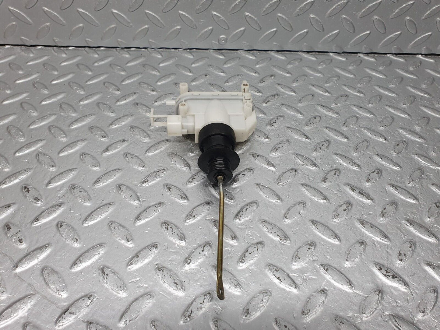 41009 Mercedes-Benz W126 300SE Front Right Door Lock Vacuum Actuator