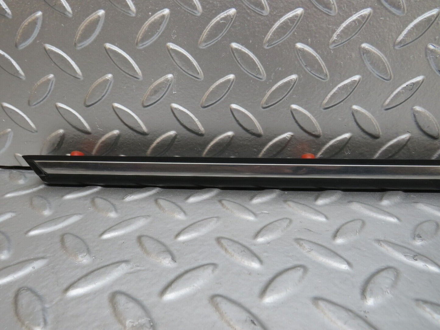 27895 Mercedes-Benz W123 280E Front Left Door Centre Moulding Trim
