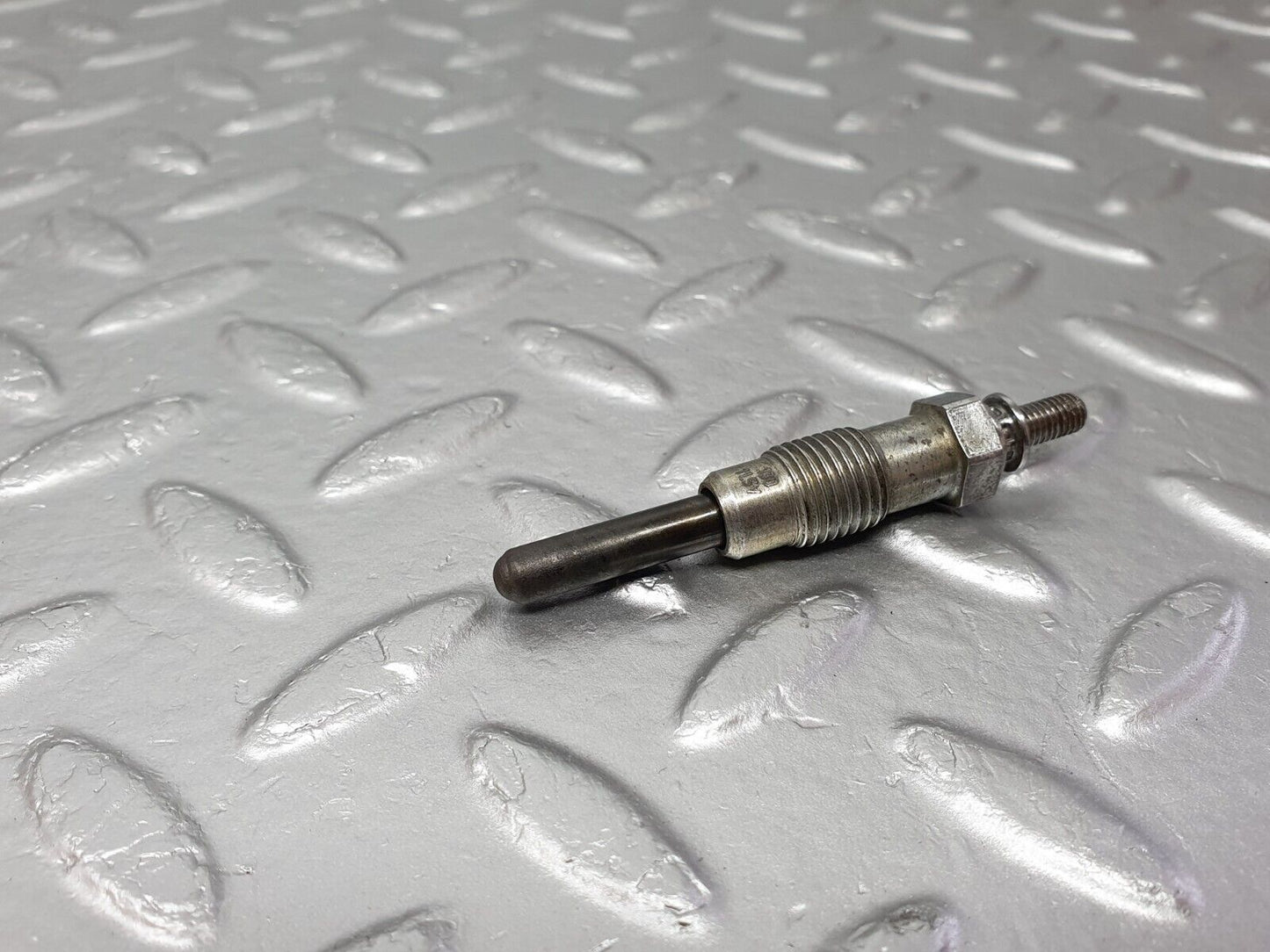 40849 Mercedes-Benz W123 300D Glow Plug Beru 0100221107