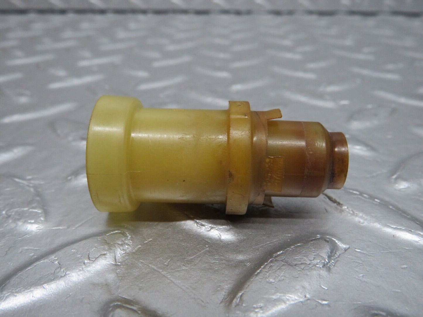 40172 Mercedes-Benz R107 350SL Coupe Fuel Injector Holder 2x