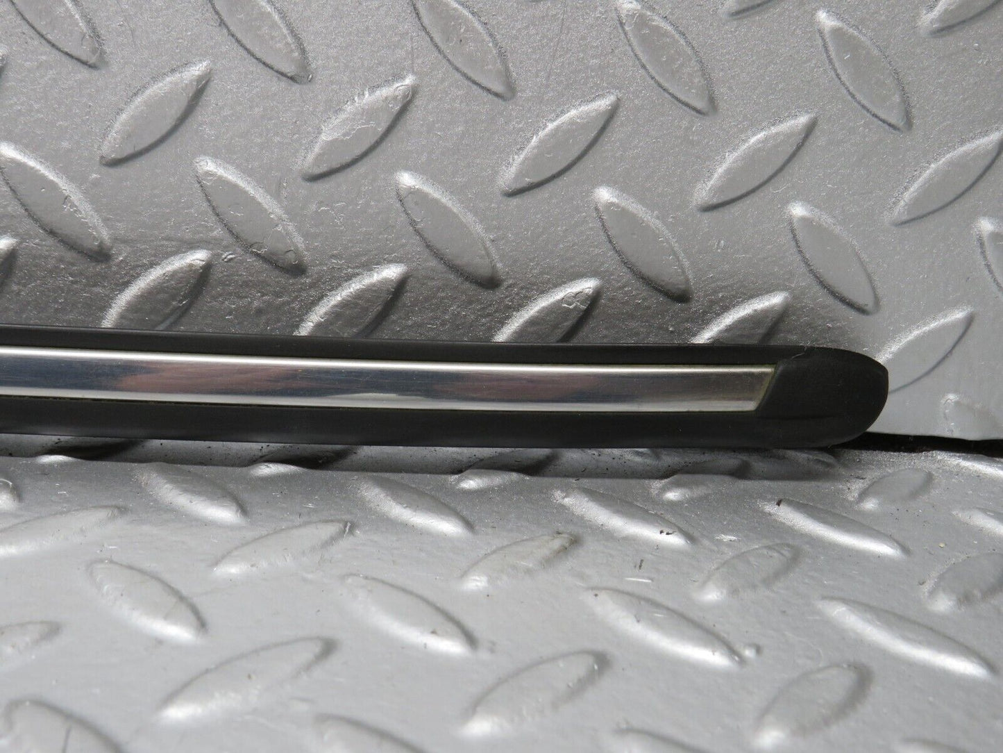 40638 Mercedes-Benz W123 300D Front Right Fender Wing Centre Moulding Trim