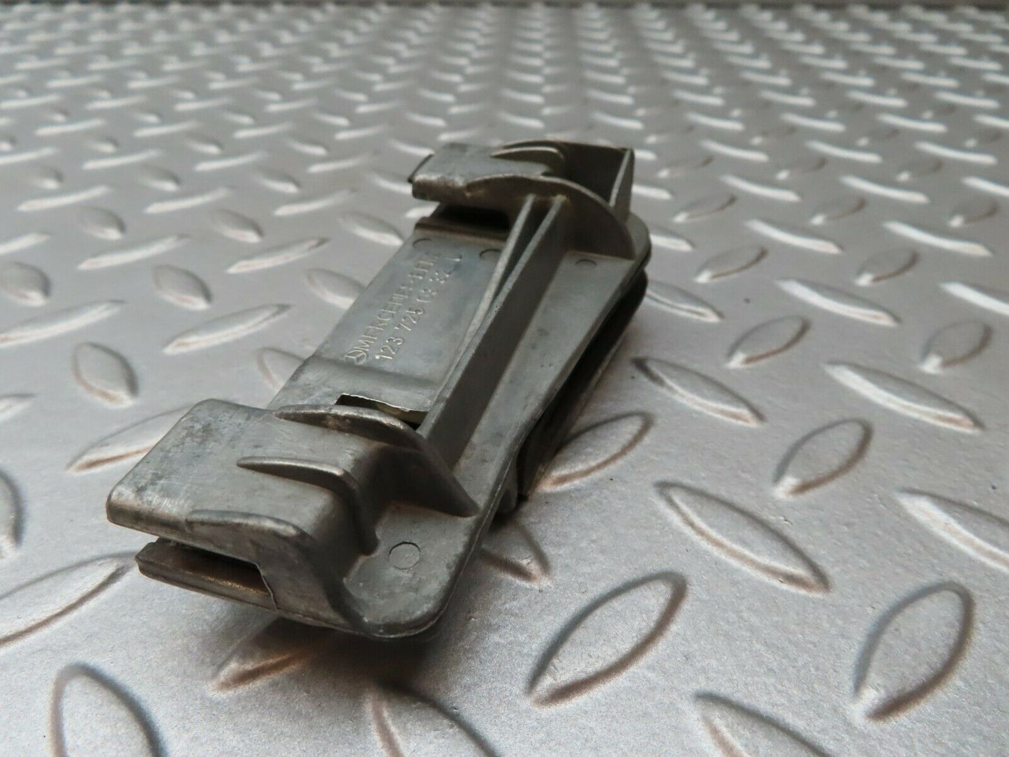 4138 Mercedes-Benz C123 280CE Fixing Clip To The Door Glass 1237250332