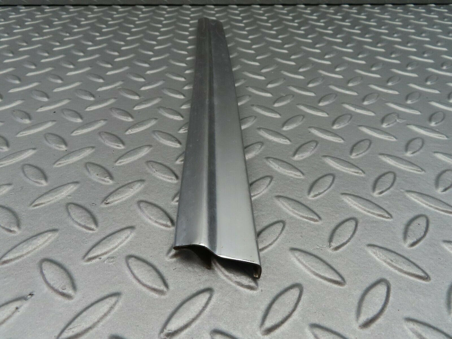 6894 Mercedes-Benz C107 350SLC Coupe Rear Right Window Chrome