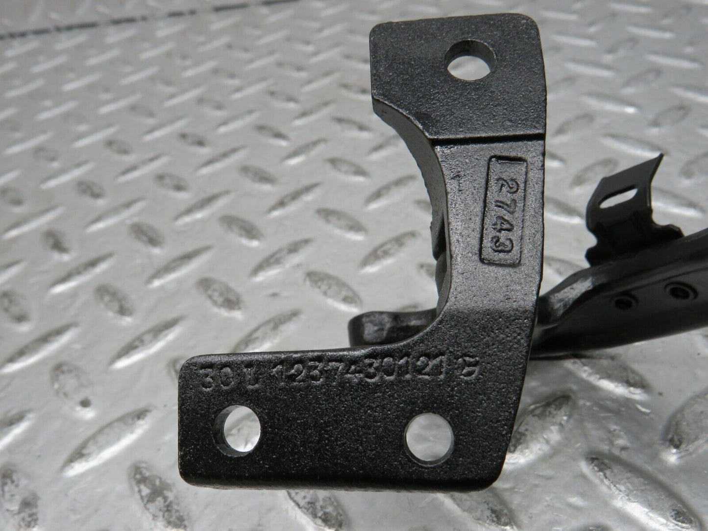 28400 Mercedes-Benz S123 240D Wagon Tailgate Hinge Right 1237400137