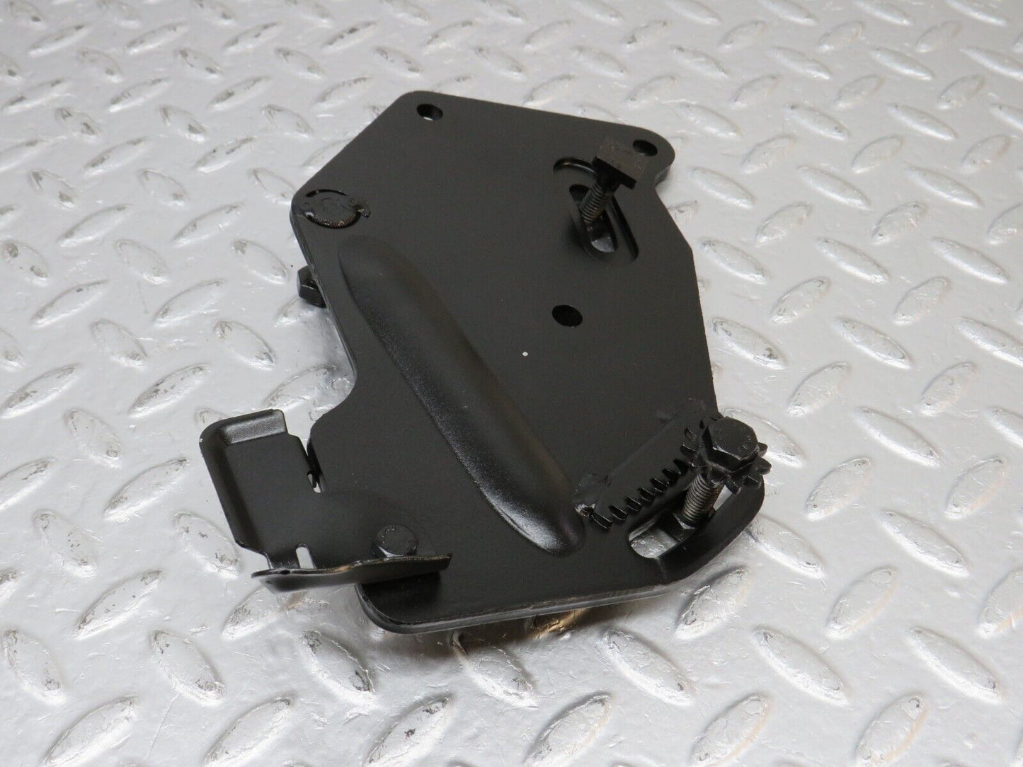 39923 Mercedes-Benz R107 350SL Power Steering Pump Bracket