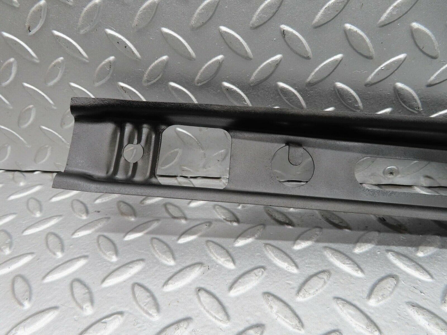 15351 Mercedes-Benz W123 230E Front Bumper Centre Bracket