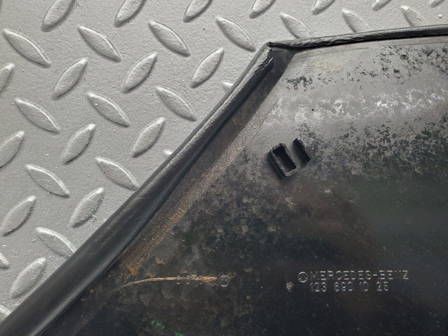 46335 Mercedes-Benz C123 280CE Coupe C Pillar Cover Right Black 1236901025
