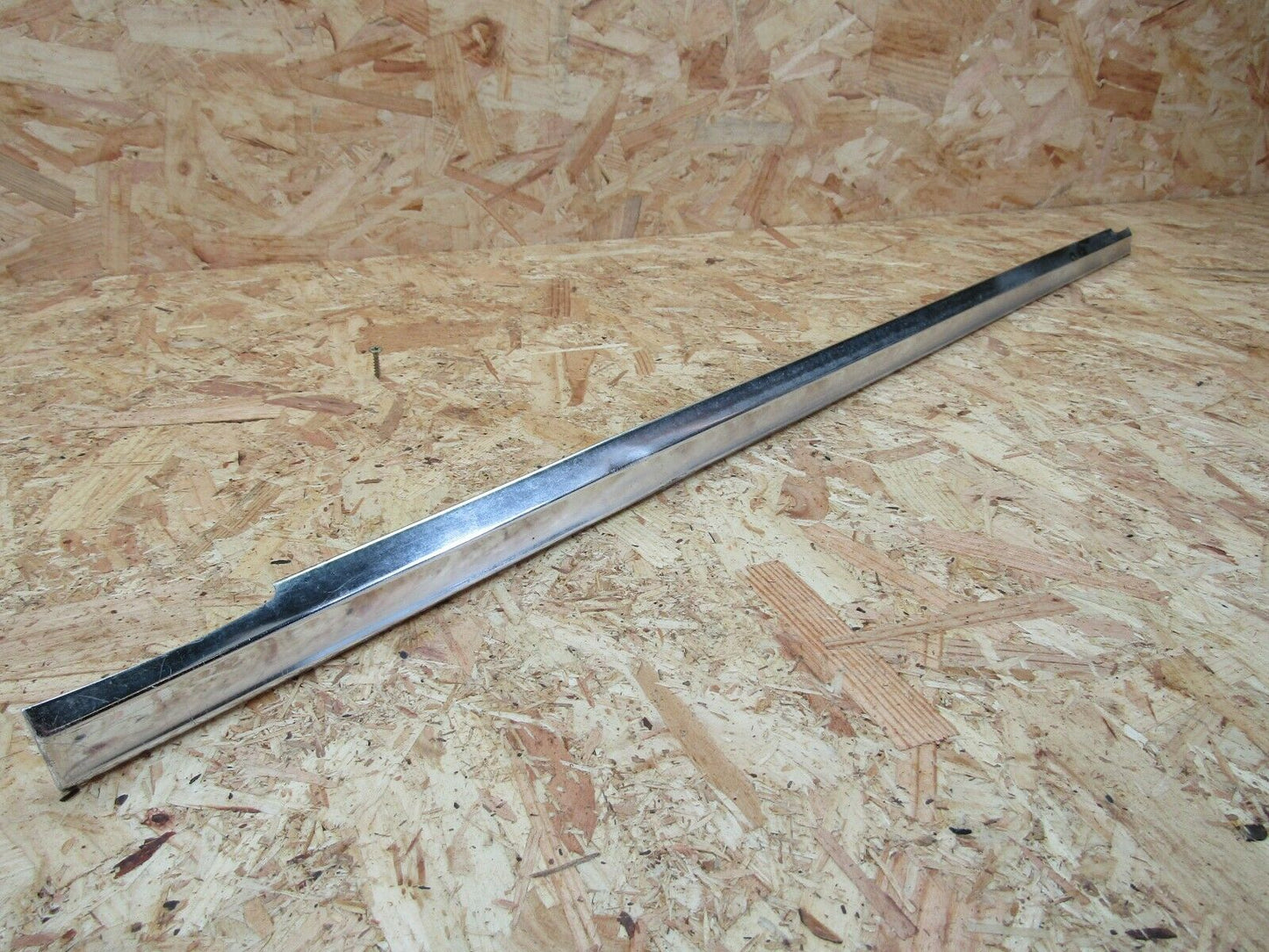 2132 Mercedes-Benz W116 350SE Front Right Door Chrome Trim